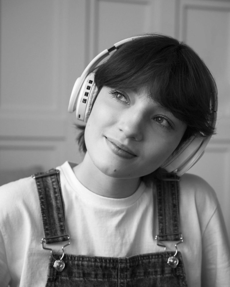 front-view-smiley-woman-with-headphones-min